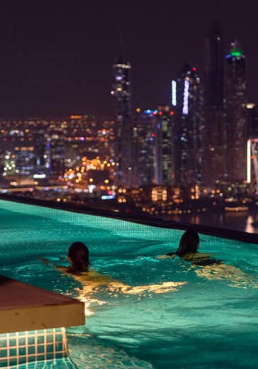 أمسية في مسبح أورا سكاي بول أمسية في مسبح أورا سكاي بول